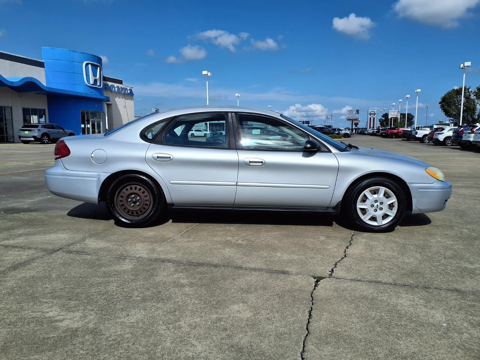 Used 2005 Ford Taurus SE FWD image 8