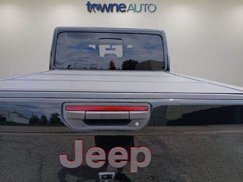 Used 2023 Jeep Gladiator Rubicon w/ LED Lighting Group AWD/4WD image 12