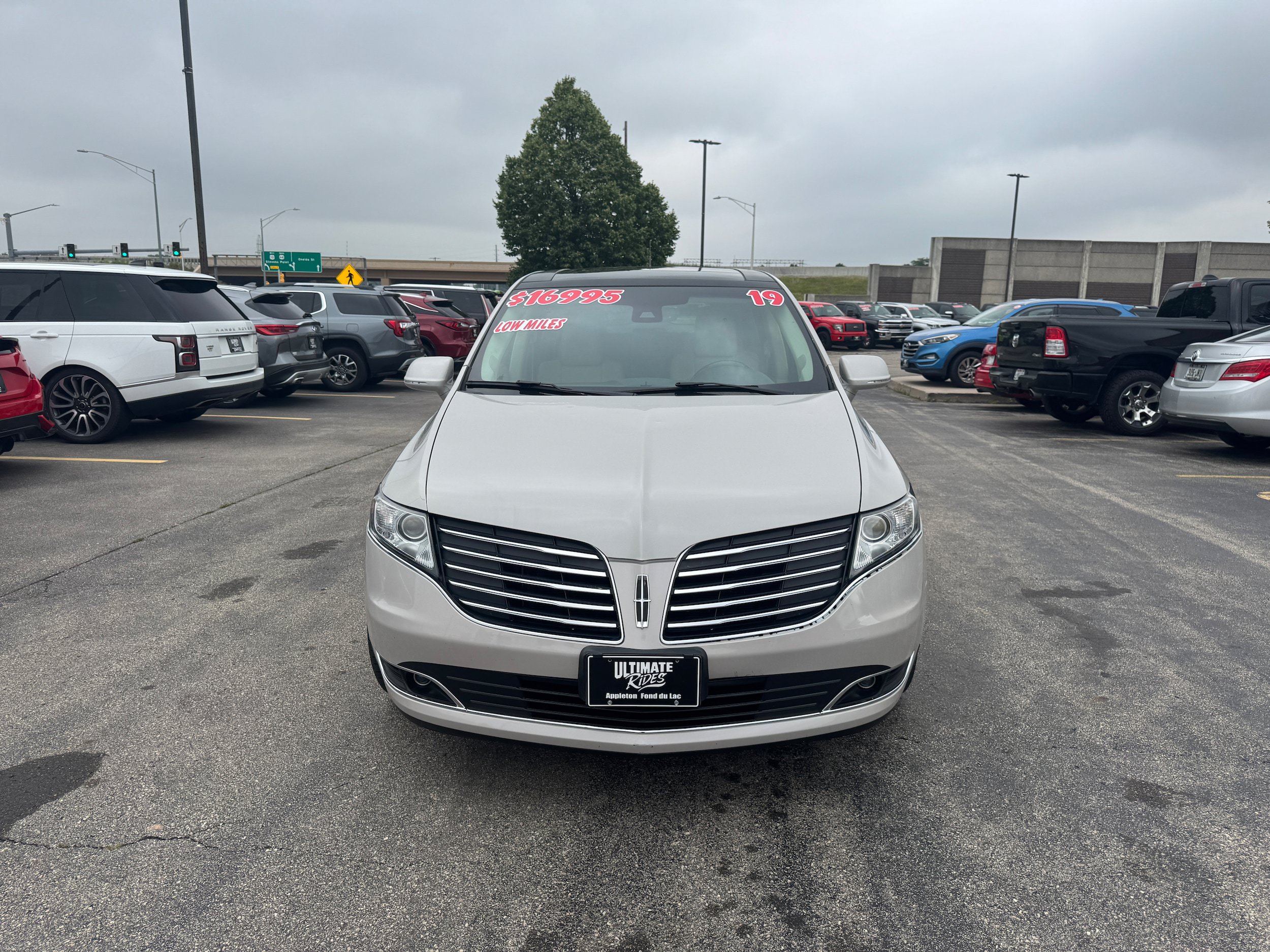 Used 2019 Lincoln MKT AWD image 9