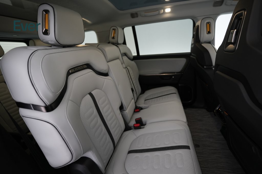 Used 2025 Rivian R1S Adventure Dual AWD/4WD image 5