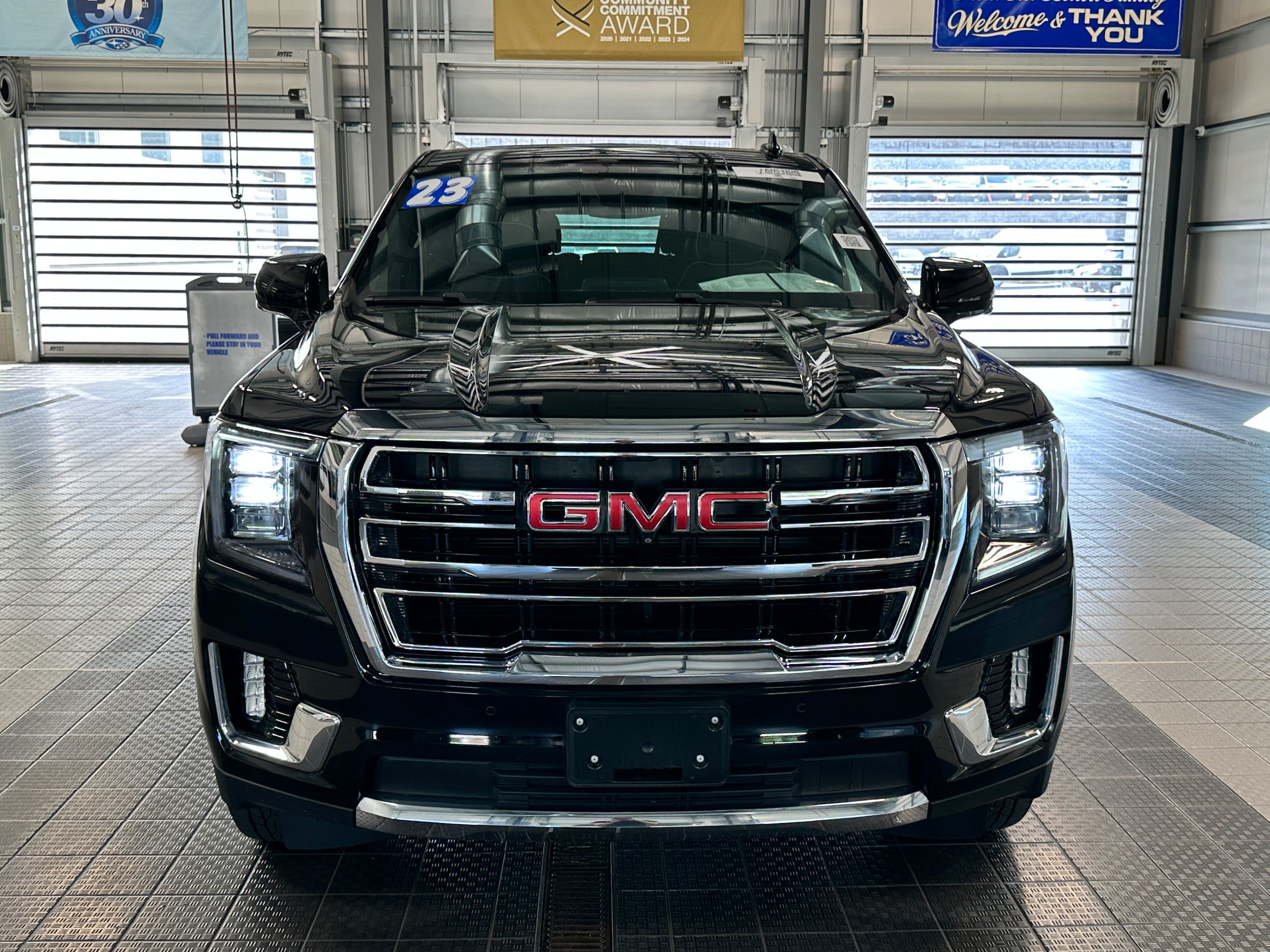 Used 2023 GMC Yukon XL SLT w/ SLT Premium Package AWD/4WD image 4