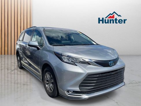 Used 2022 Toyota Sienna XLE FWD image 1