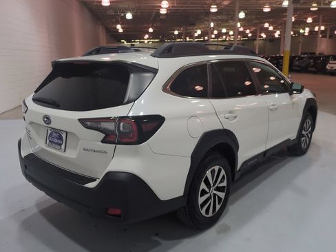 Used 2024 Subaru Outback Premium AWD/4WD image 3