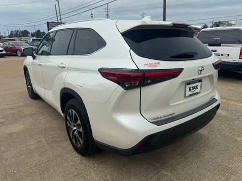 Used 2021 Toyota Highlander XLE AWD/4WD image 3