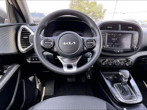 Used 2025 Kia Soul LX w/ LX Technology Package FWD image 8