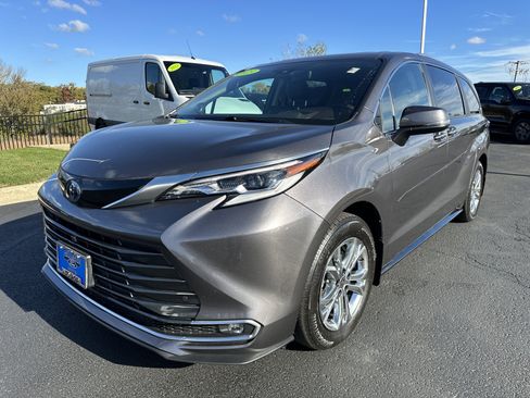 Used 2023 Toyota Sienna Platinum image 8