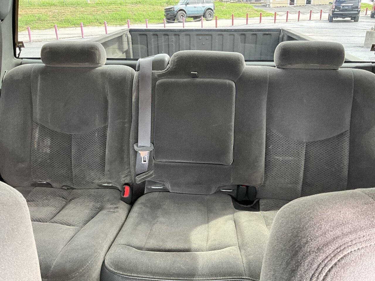 Used 2005 Chevrolet Silverado 2500 LS w/ Heavy-Duty Power Package AWD/4WD image 10