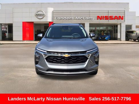 Used 2025 Chevrolet Trax LT FWD image 11