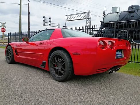 Used 2001 Chevrolet Corvette Z06 w/ Memory Pkg RWD image 9