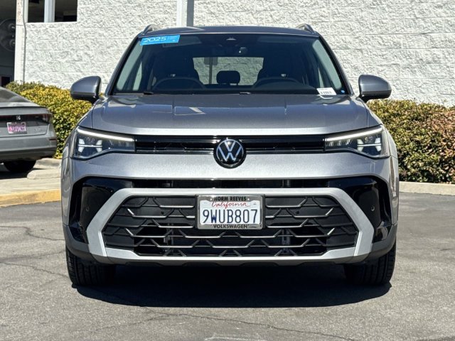 Certified 2025 Volkswagen Taos SE FWD image 8