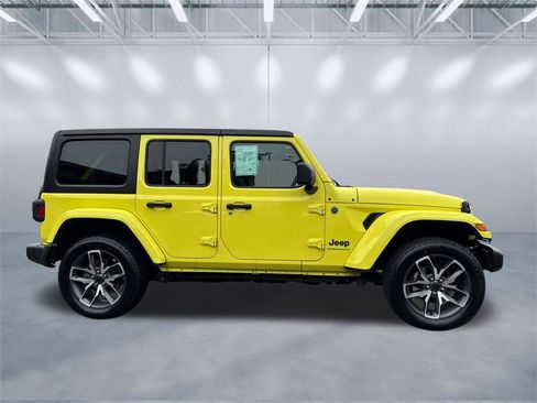 Used 2024 Jeep Wrangler Unlimited image 7