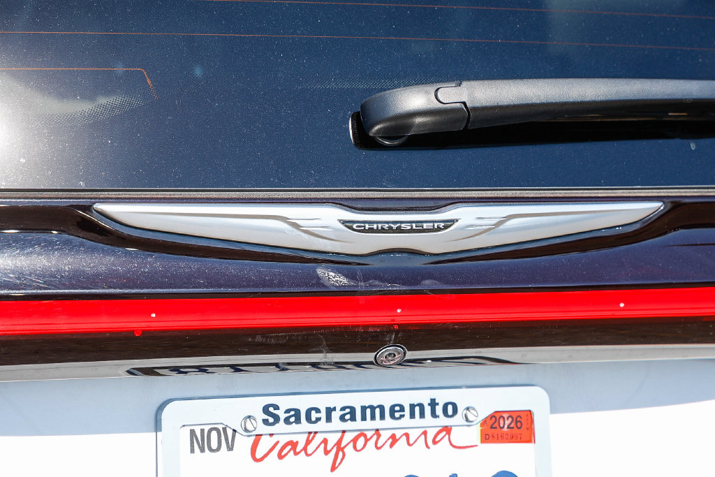 Used 2021 Chrysler Pacifica Touring-L FWD image 13