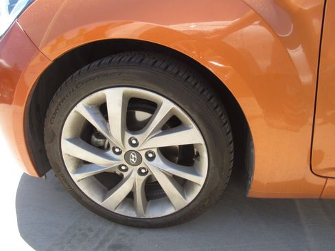 Used 2017 Hyundai Veloster FWD image 5