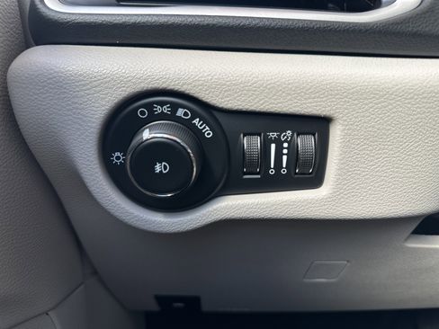 Used 2024 Chrysler Pacifica Touring-L image 26