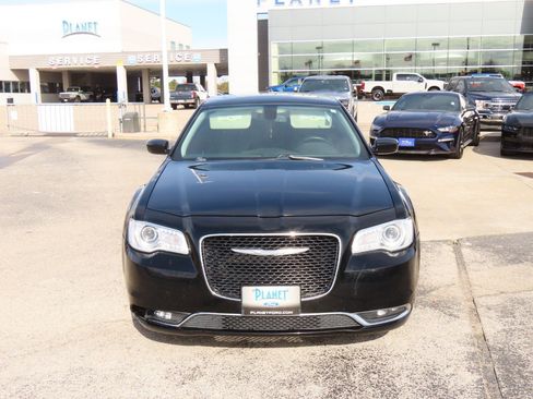 Used 2017 Chrysler 300 Limited w/ Value Package image 5