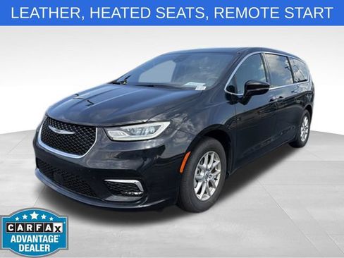 Used 2025 Chrysler Pacifica Select FWD image 8
