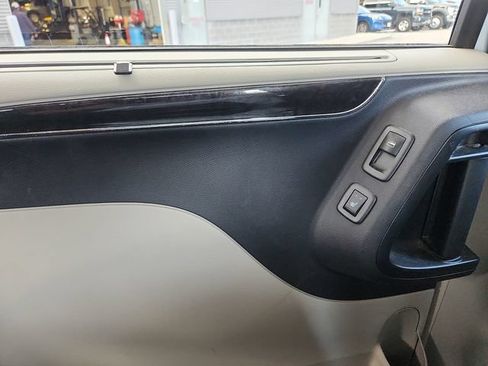 Used 2016 Chrysler Town & Country Limited Platinum FWD image 27