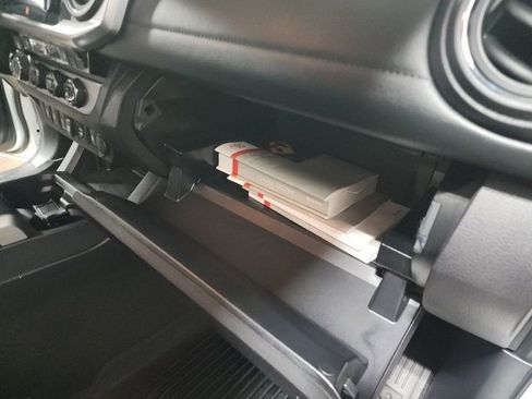 Used 2018 Toyota Tacoma SR image 12