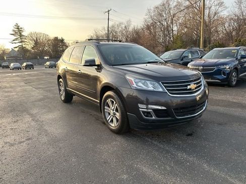 Used 2017 Chevrolet Traverse LT image 3