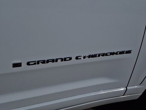 Used 2022 Jeep Grand Cherokee Overland w/ Advanced Protech Group III image 31