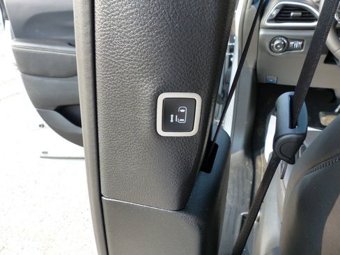 Used 2026 Chrysler Pacifica Select FWD image 44