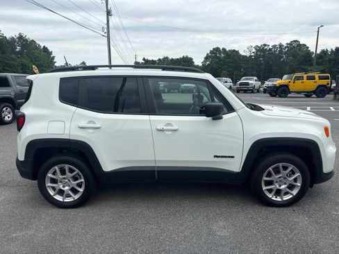 Used 2022 Jeep Renegade Latitude AWD/4WD image 4