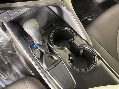 Used 2018 Toyota Camry LE image 33