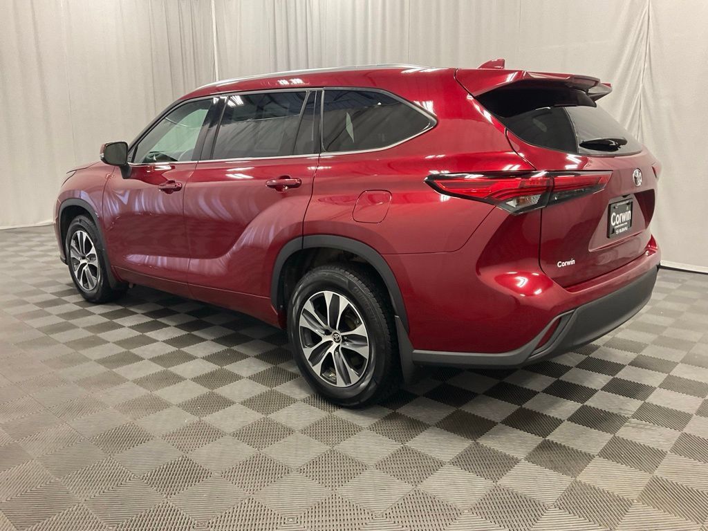 Used 2021 Toyota Highlander XLE AWD/4WD image 4