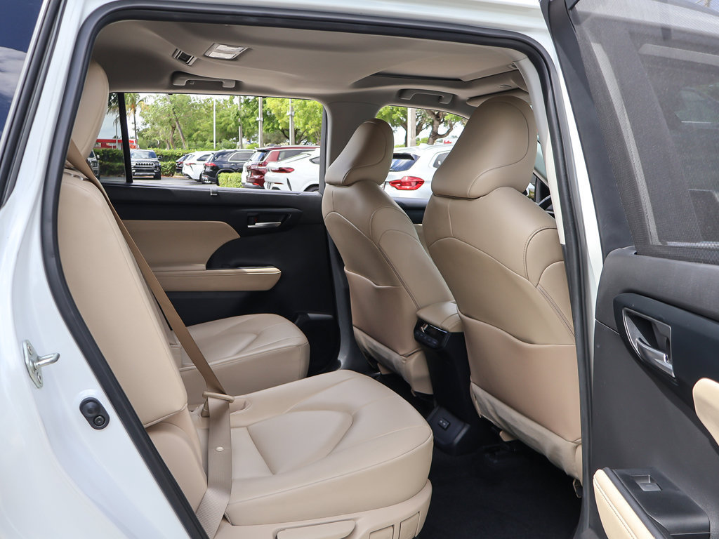 Used 2023 Toyota Highlander XLE FWD image 32