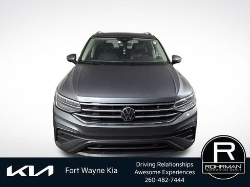 Used 2024 Volkswagen Tiguan SE w/ Panoramic Sunroof Package FWD image 3