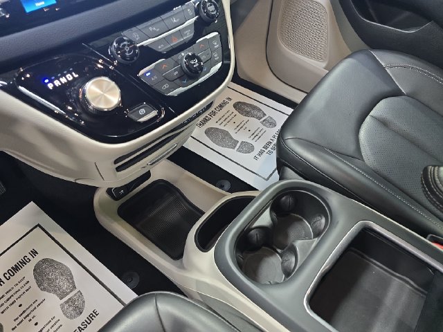 Used 2023 Chrysler Pacifica Touring-L FWD image 27