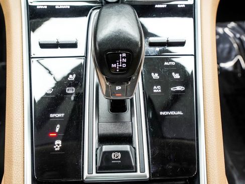 Used 2017 Porsche Panamera image 28