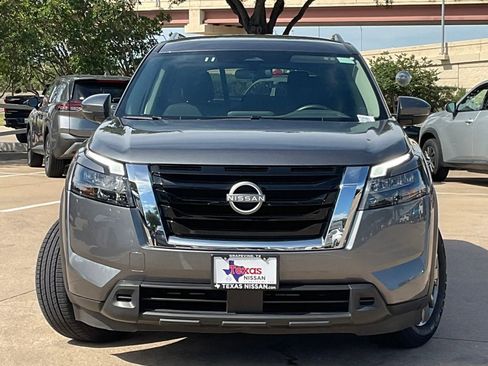 Used 2025 Nissan Pathfinder SV FWD image 2