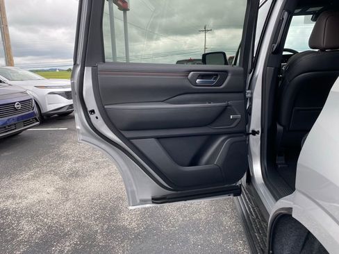 New 2025 Nissan Armada SL w/ Captain's Chari Seat Package image 18