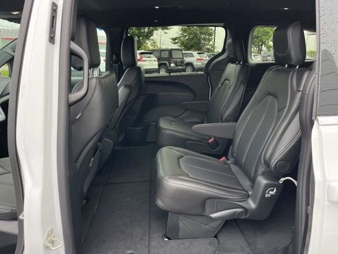 New 2026 Chrysler Pacifica Select image 11