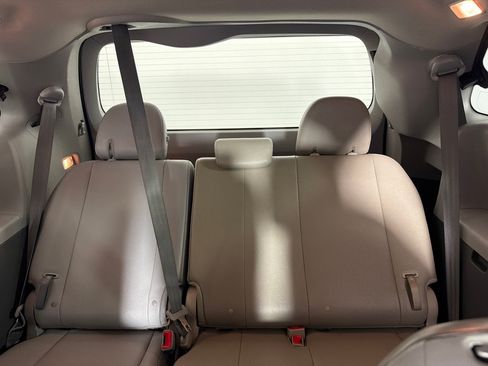 Used 2019 Toyota Sienna XLE w/ XLE Navigation Package FWD image 18