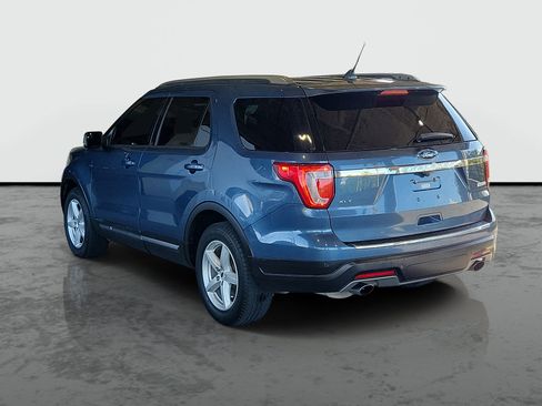 Used 2018 Ford Explorer XLT w/ Equipment Group 202A FWD image 3