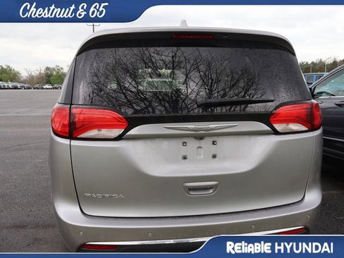Used 2017 Chrysler Pacifica Touring-L image 18