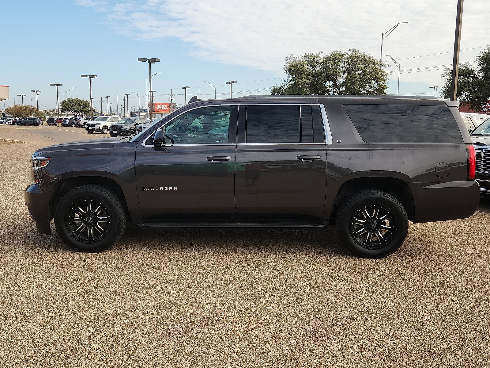 Used 2018 Chevrolet Suburban LT RWD image 2