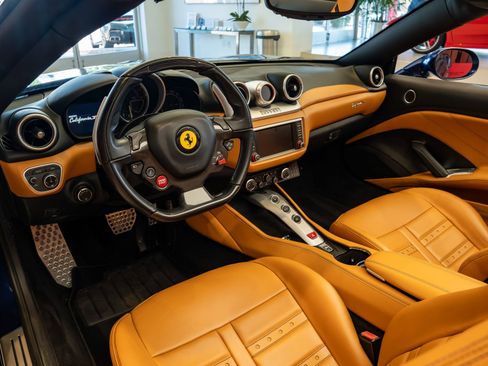 Used 2016 Ferrari California T RWD image 9
