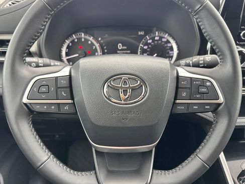Used 2025 Toyota Highlander LE FWD image 16
