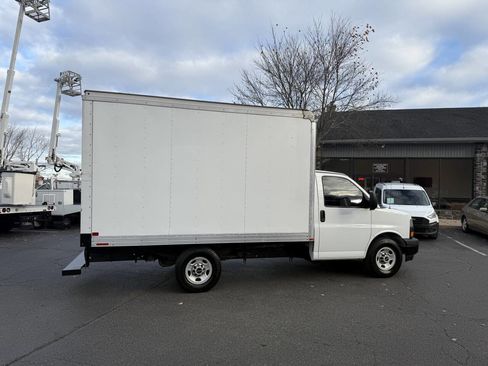 Used 2018 GMC Savana 3500 w/ Power Convenience Package image 6