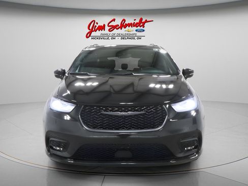Used 2025 Chrysler Pacifica Limited FWD image 3