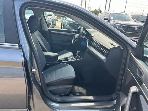 Used 2025 Volkswagen Jetta SE w/ Sunroof Package image 23