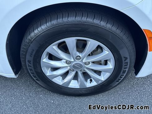 Used 2019 Chrysler Pacifica Touring-L image 16