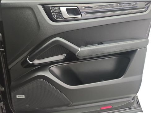 Used 2021 Porsche Cayenne w/ Premium Package image 28