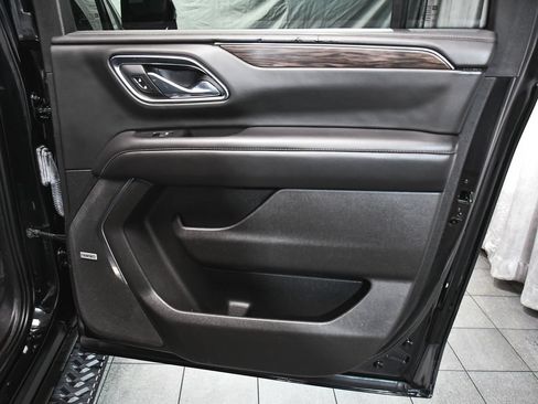 Used 2021 Chevrolet Suburban Z71 w/ Z71 Off-Road Package AWD/4WD image 13