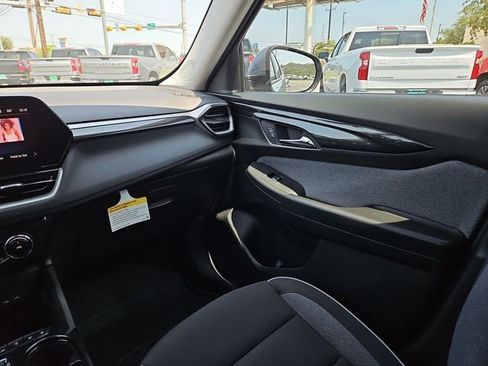 New 2025 Chevrolet TrailBlazer LT w/ Convenience Package image 3