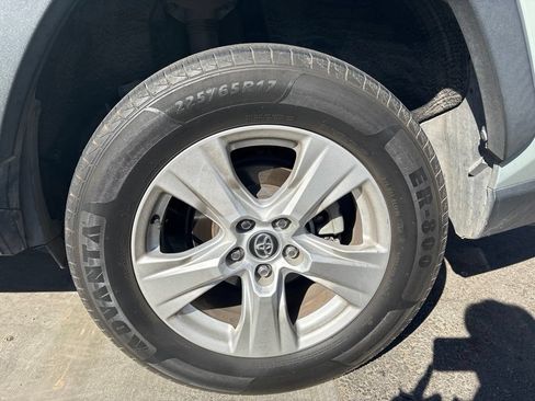 Used 2020 Toyota RAV4 XLE FWD image 11
