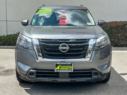 Used 2025 Nissan Pathfinder SV FWD image 2